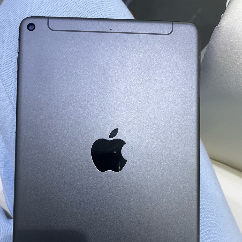 **Sold*Apple IPad mini 5 256 GB practically new. Internet and cellular. Verizon.